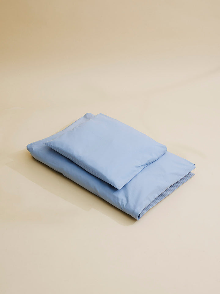 FUTURE BABY SENGETØJ MED STRIBER 70*100/40*45 (DK) - DUSTY BLUE/ DARK GREY STRIPE