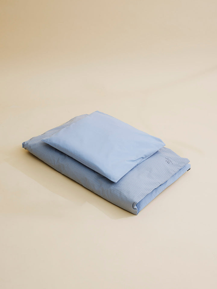 FUTURE BABY SENGETØJ MED STRIBER 70*100/40*45 (DK) - DUSTY BLUE/ DARK GREY STRIPE