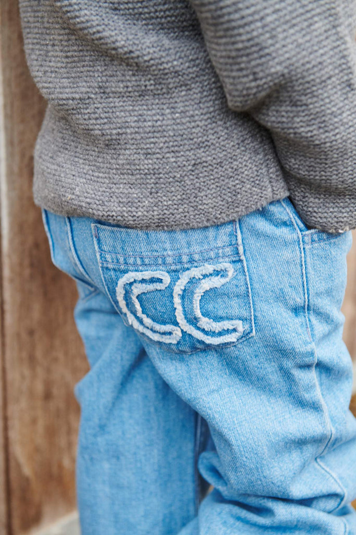 BRED JEANS M. BRODERI PÅ LOMME - LT BLUE INDIGO WASHED