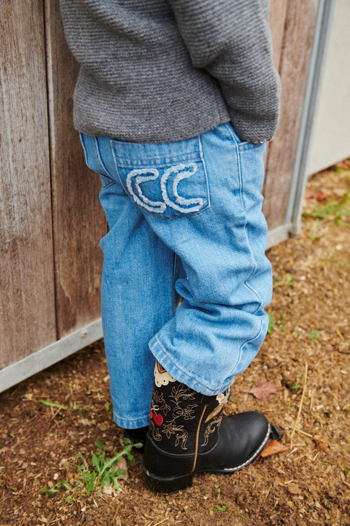 BRED JEANS M. BRODERI PÅ LOMME - LT BLUE INDIGO WASHED