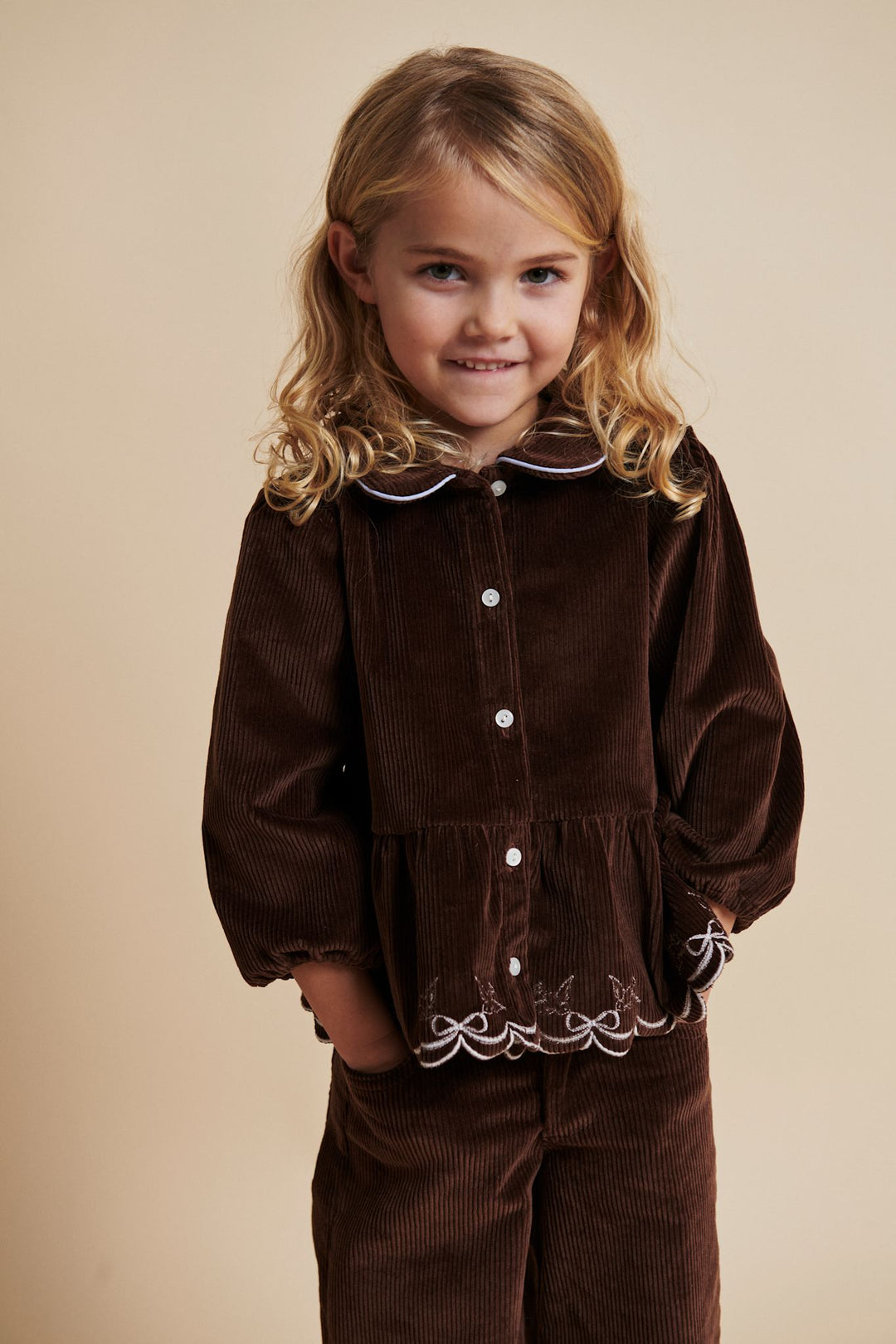 SKJORTE I FLØJL M PUFF ÆRME OG BRODERI - DK BROWN COMB
