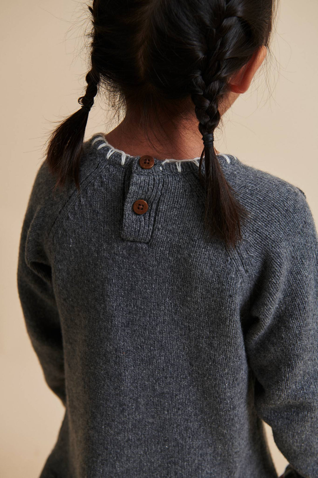 LAMMEULD KJOLE MED SLØJFE - DK GREY/CREAM COMB.