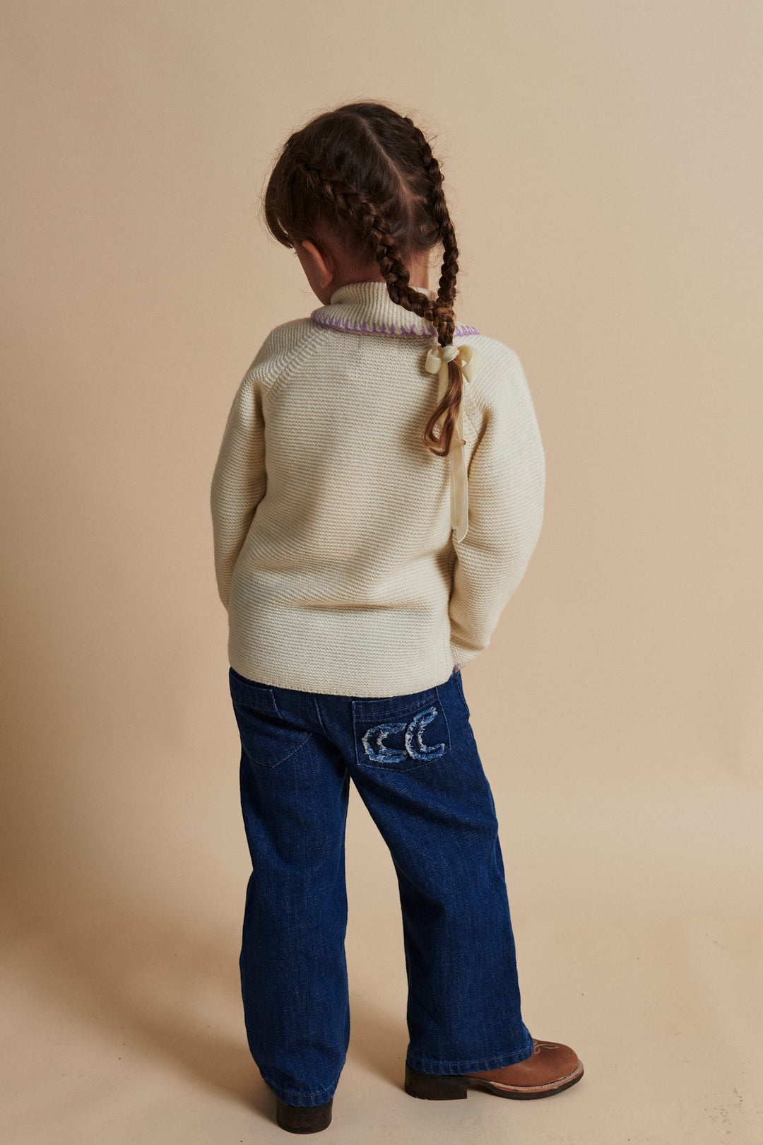 BRED JEANS M. BRODERI PÅ LOMME - DARK INDIGO BLUE WASHED