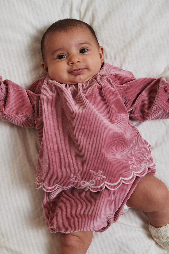 BABY SÆT I FLØJL M BRODERI DETALJE - ROSE COMB