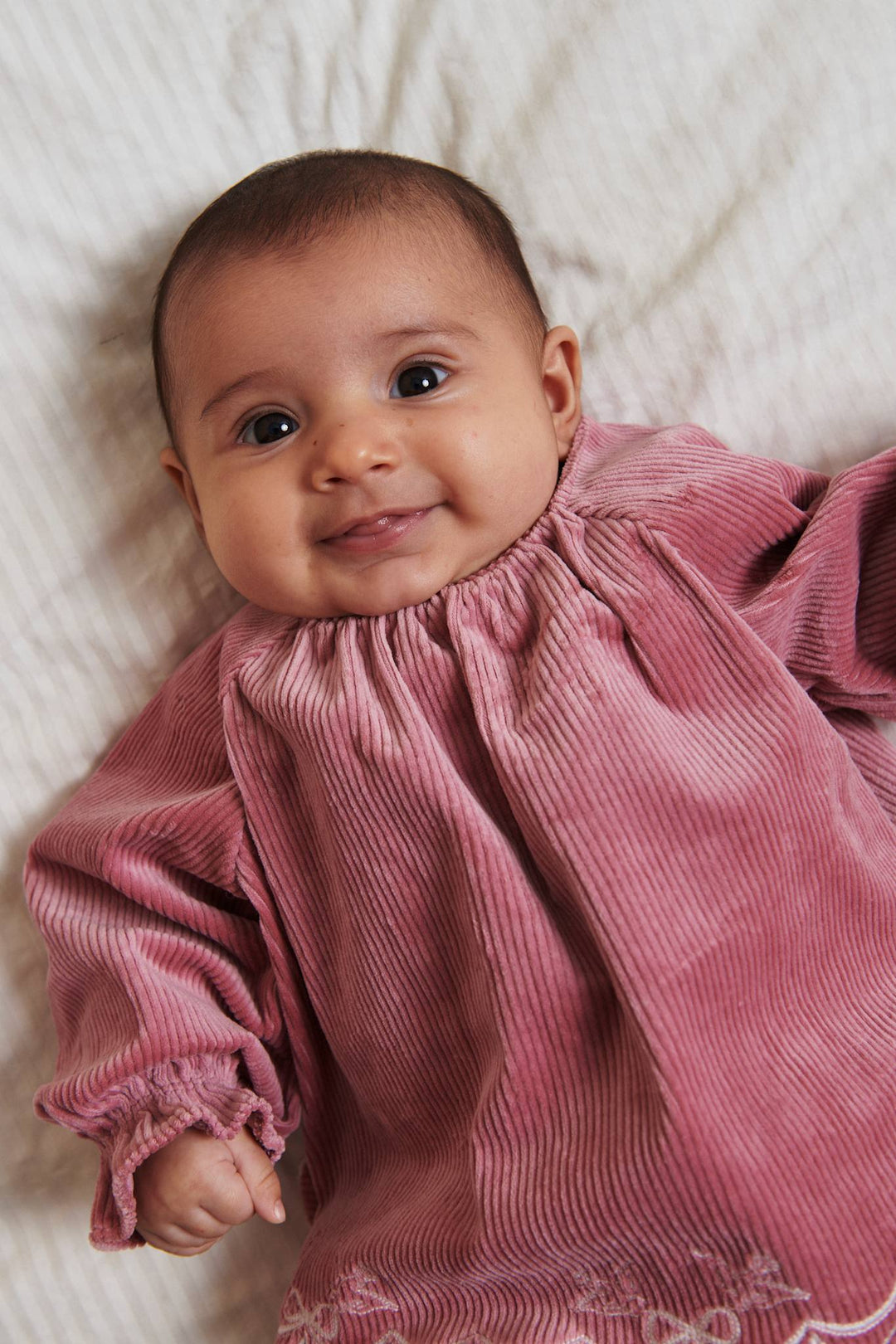 BABY SÆT I FLØJL M BRODERI DETALJE - ROSE COMB