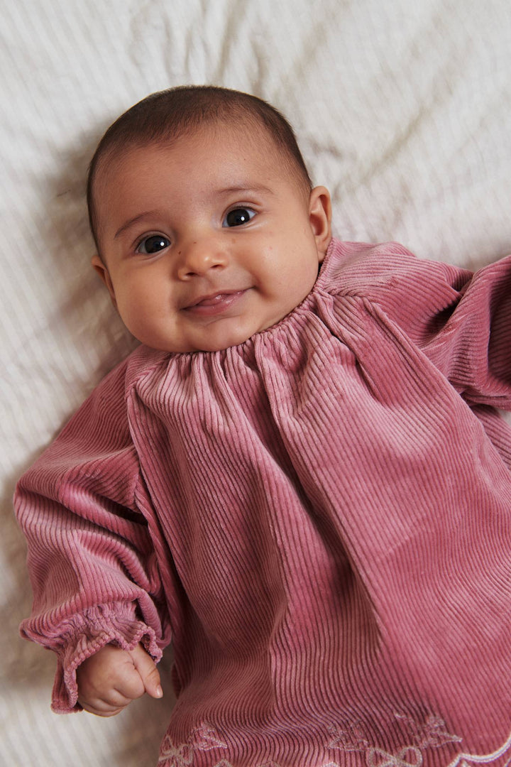 BABY SÆT I FLØJL M BRODERI DETALJE - ROSE COMB