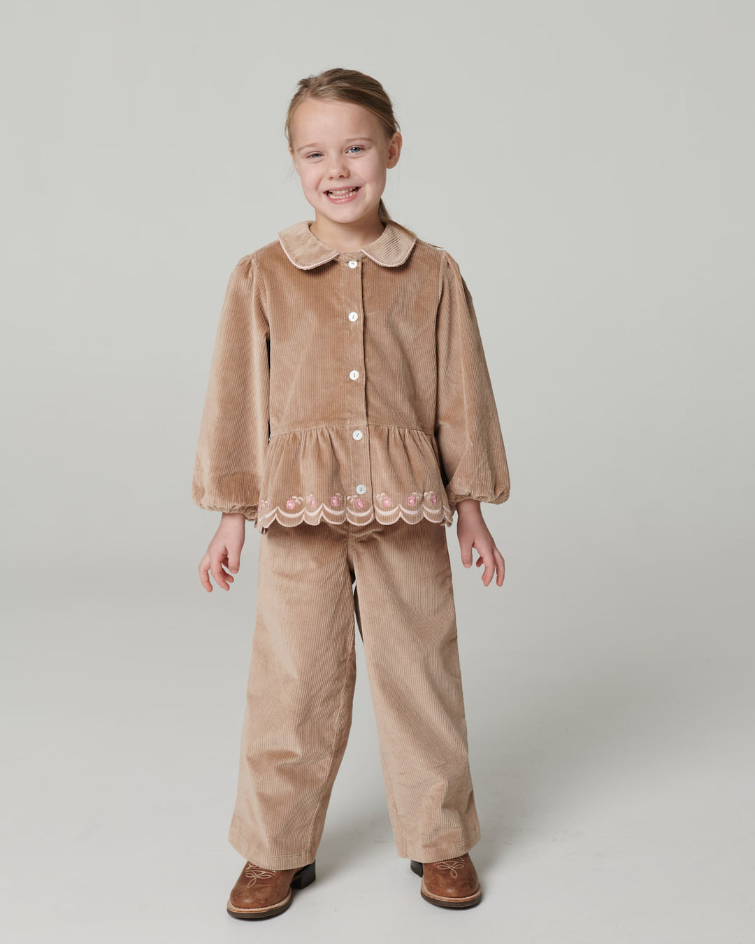 Bred Buks i Fløjl m. Broderi på Baglomme - Beige