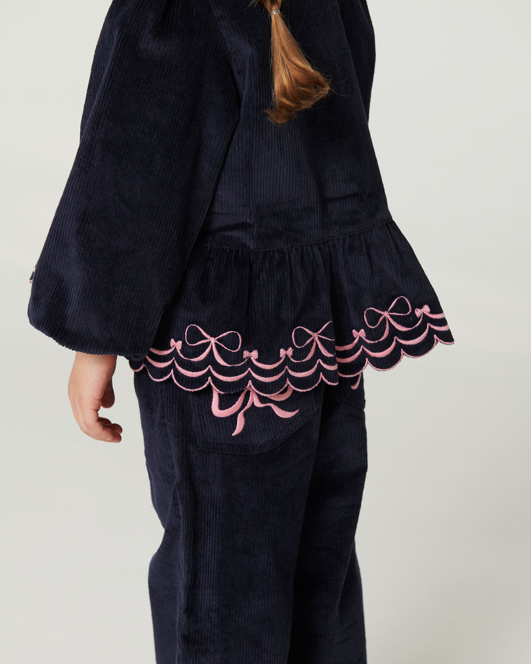 Bred Buks i Fløjl m. Broderi på Baglomme - Navy