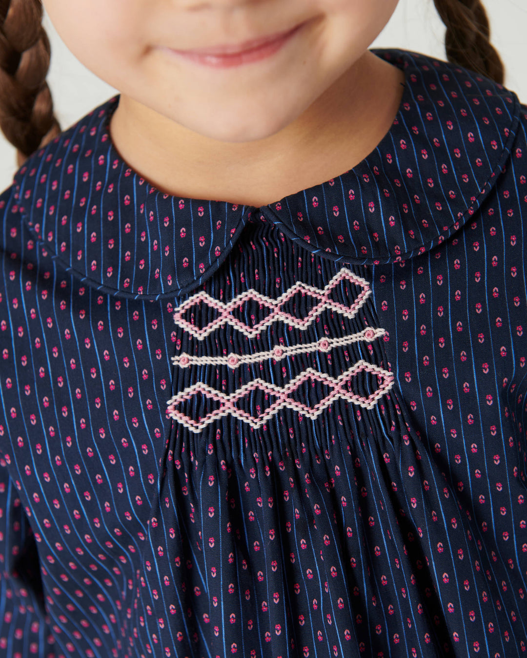 Printet Bluse m. Krave & Smock Broderi - Navy Flower Aop