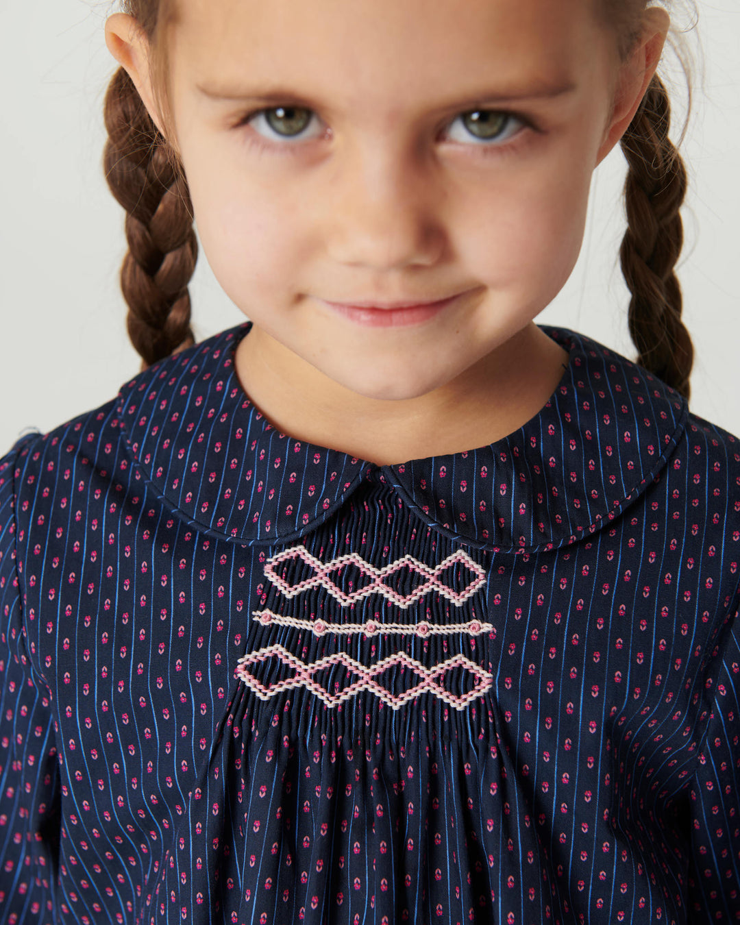 Printet Bluse m. Krave & Smock Broderi - Navy Flower Aop