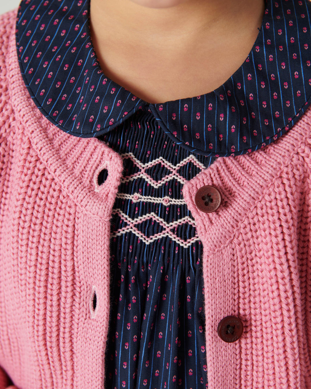 Printet Bluse m. Krave & Smock Broderi - Navy Flower Aop