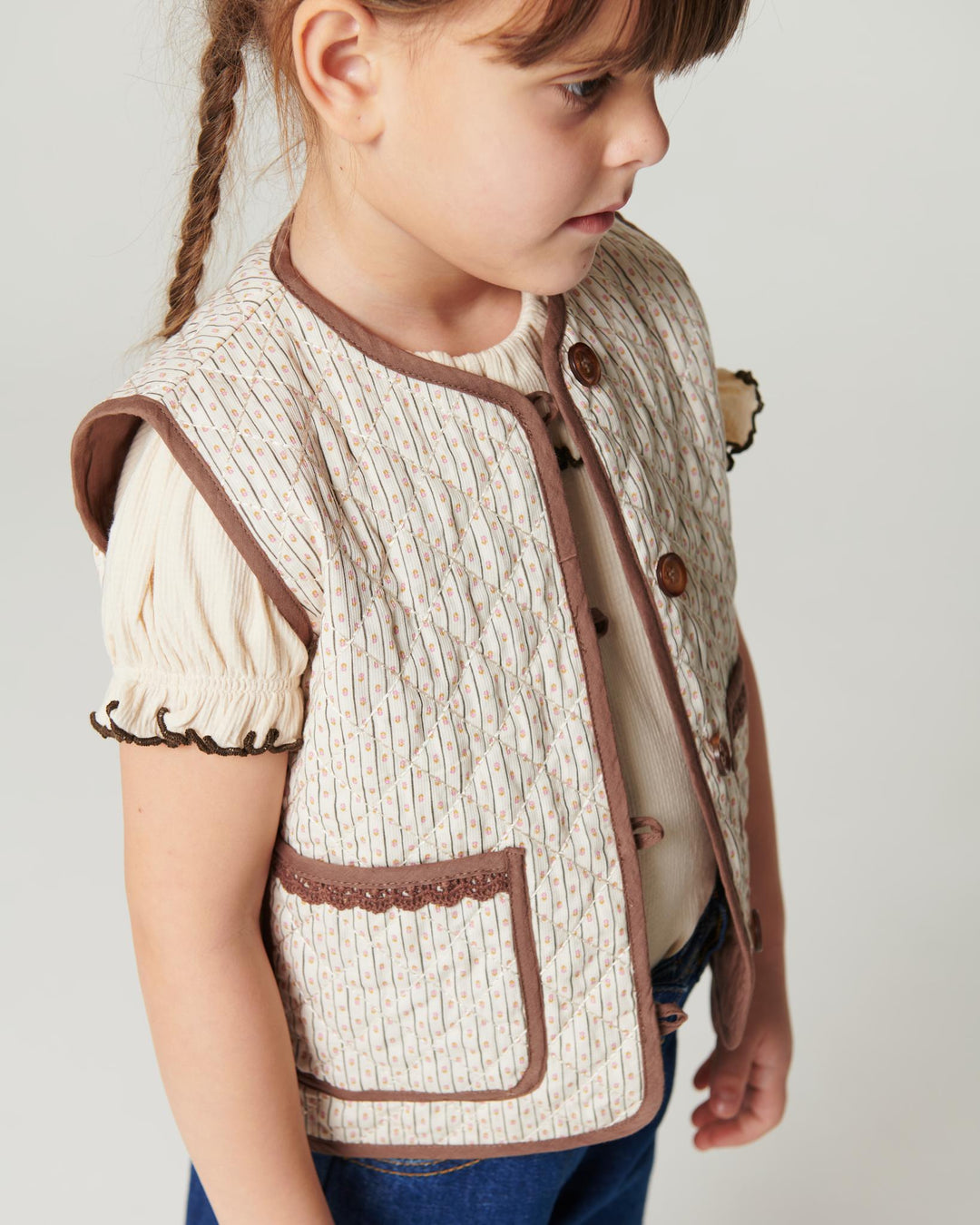 Printet Quiltvest m. Blondekant - Sand Flower Print