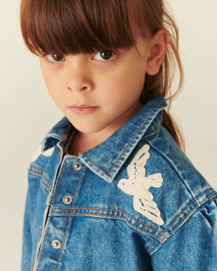 DENIM JAKKE MED FLÆSE OG HÆKLEDE DUER - INDIGO BLUE WASHED