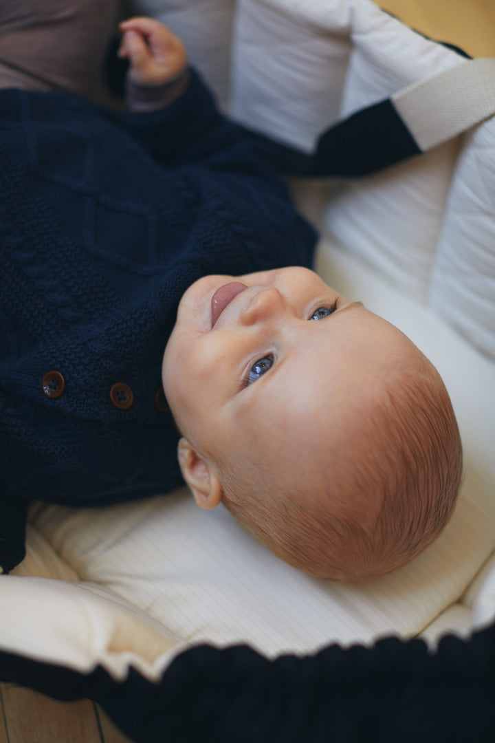 KABELSTRIKKET BLUSE M. KNAPLUKNING - NAVY