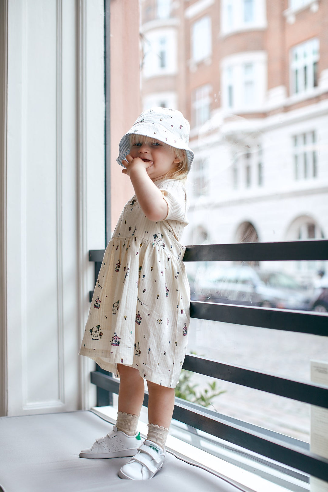 VENDBAR BØLLEHAT PRINT - CREAM PRINT