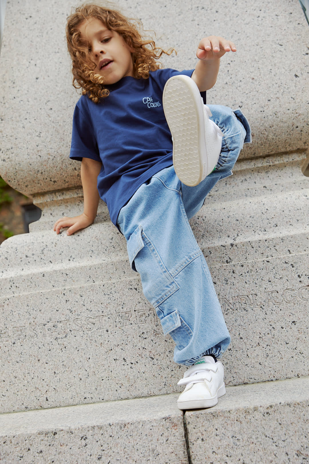 T-SHIRT MED PRINT OG BRODERI - NAVY STINGRAY