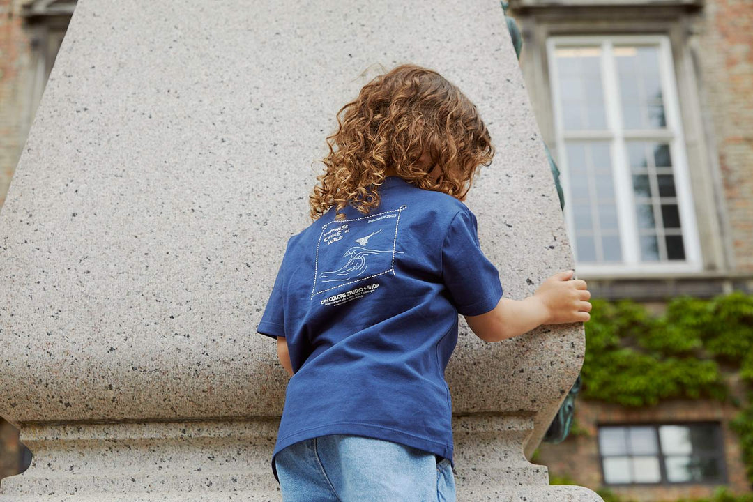 T-SHIRT MED PRINT OG BRODERI - NAVY STINGRAY