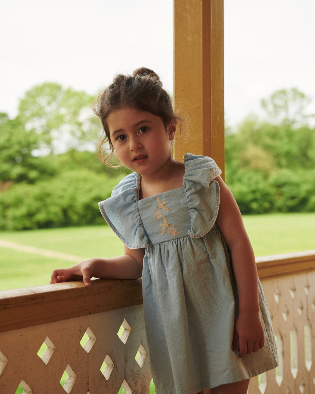 KJOLE MED BRODERI - LT. BLUE COMB.