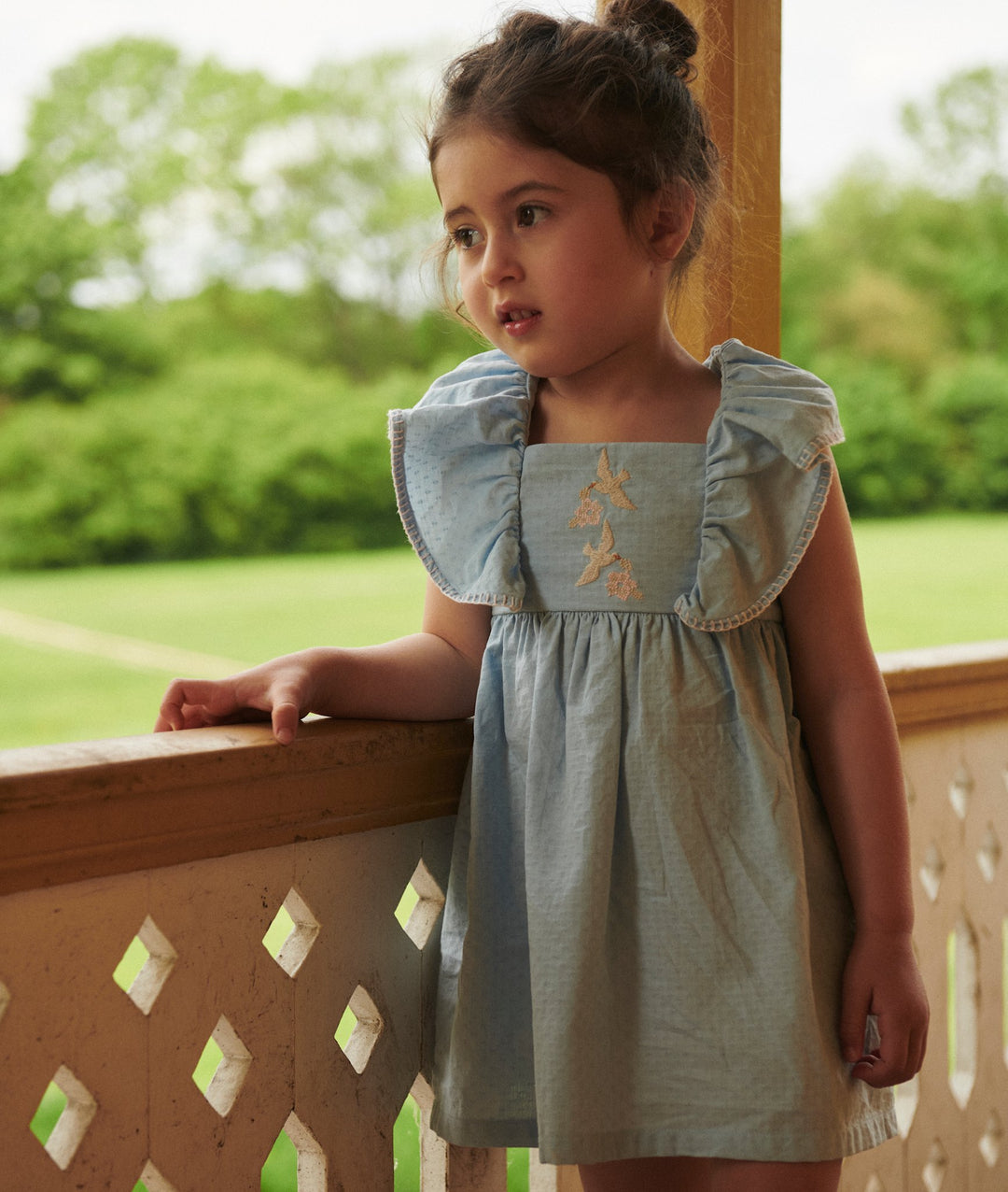 KJOLE MED BRODERI - LT. BLUE COMB.