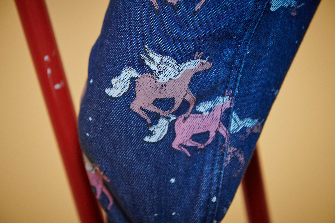 Denimjeans m. Enhjørning og Flæse i Taljen - Dark Unicorn Wash
