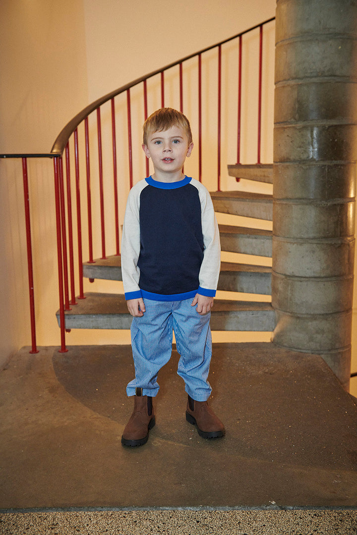 Letstrikket bluse med color block-design - NAVY COMB.