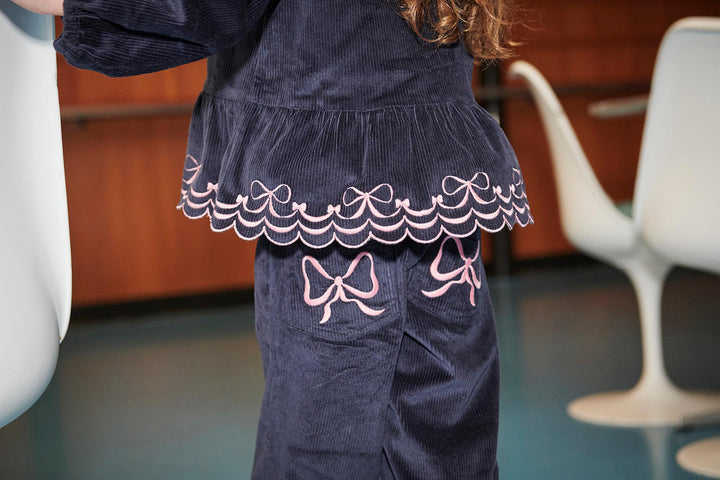 Bred Buks i Fløjl m. Broderi på Baglomme - Navy