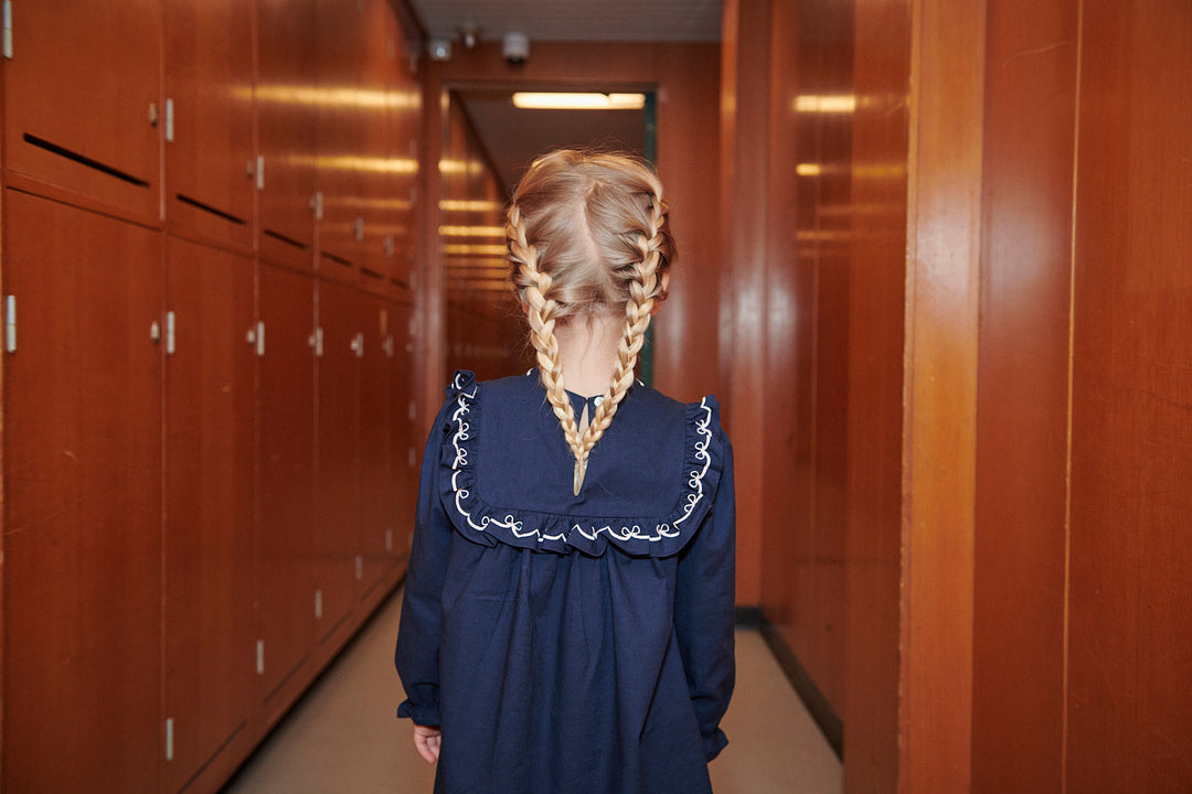 Kjole m. Flæse Kant & Broderi - Navy Comb.