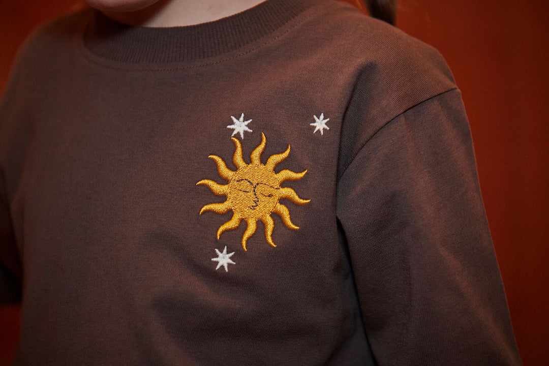 L/Æ T-Shrit m. Broderi - Dk. Brown