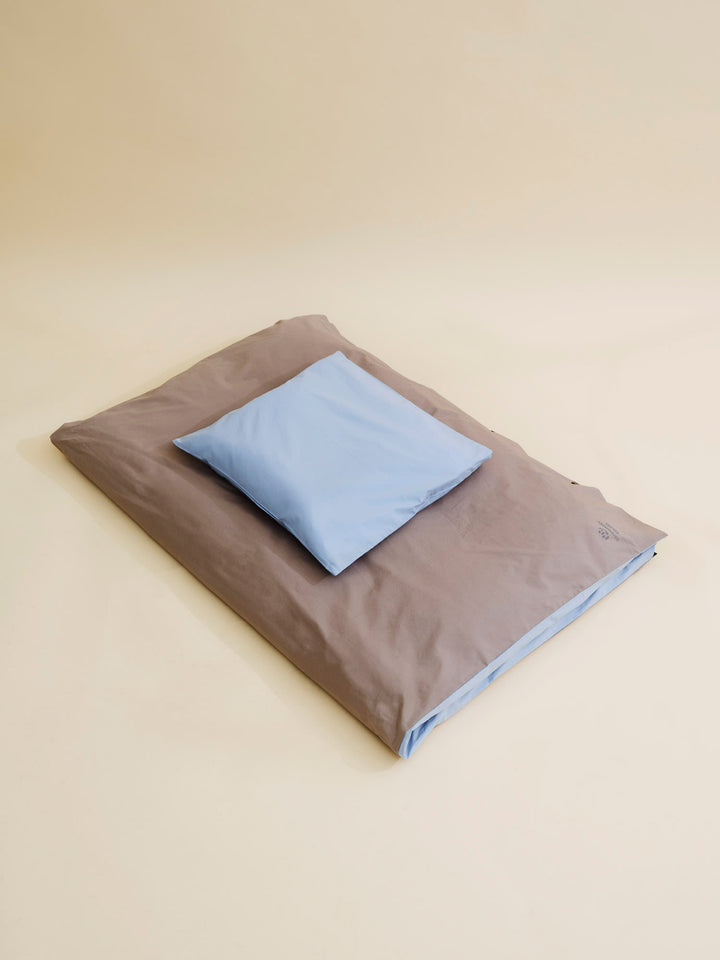 BABY SENGETØJ - DUSTY BLUE/ DARK GREY