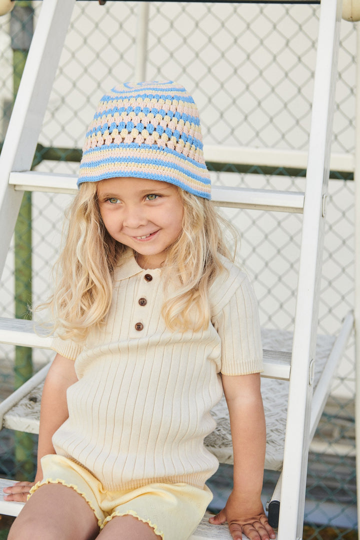 HÆKLET BØLLEHAT - SKY BLUE/PALE YELLOW/DUSTY ROSE COMB.