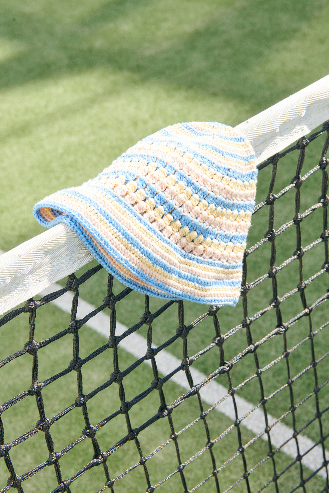 HÆKLET BØLLEHAT - SKY BLUE/PALE YELLOW/DUSTY ROSE COMB.