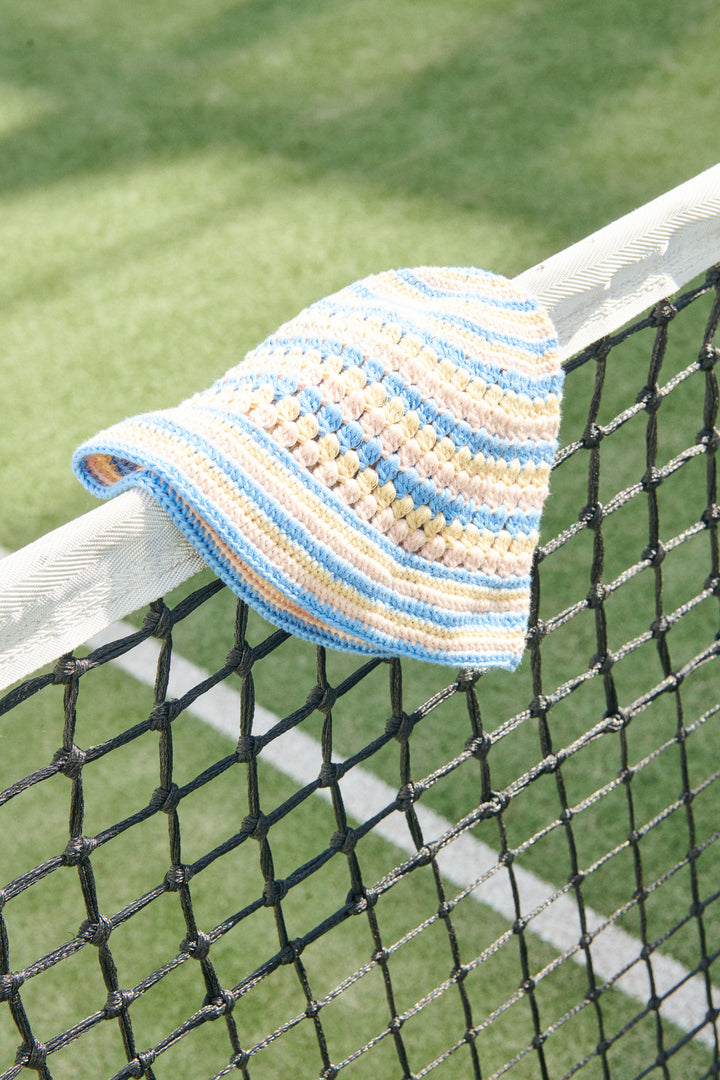 HÆKLET BØLLEHAT - SKY BLUE/PALE YELLOW/DUSTY ROSE COMB.