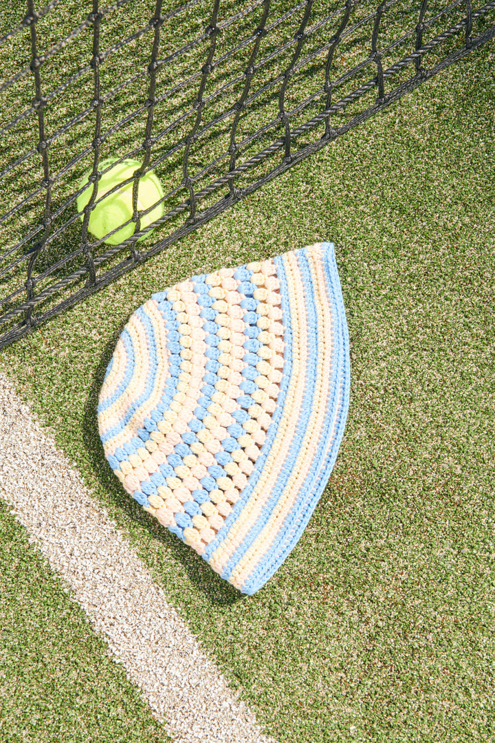 HÆKLET BØLLEHAT - SKY BLUE/PALE YELLOW/DUSTY ROSE COMB.