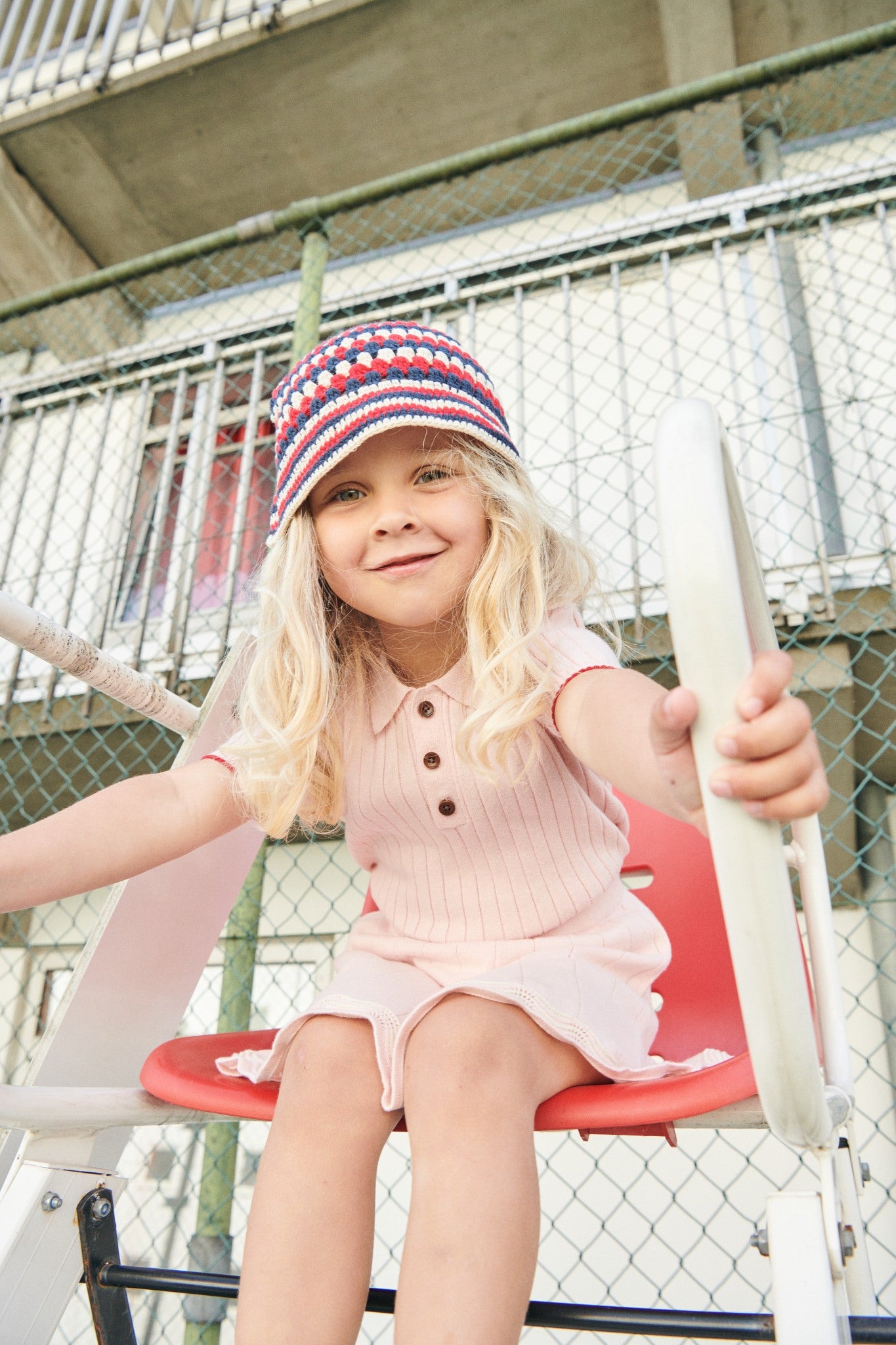 HÆKLET BØLLEHAT - CREAM/NAVY/RED COMB.