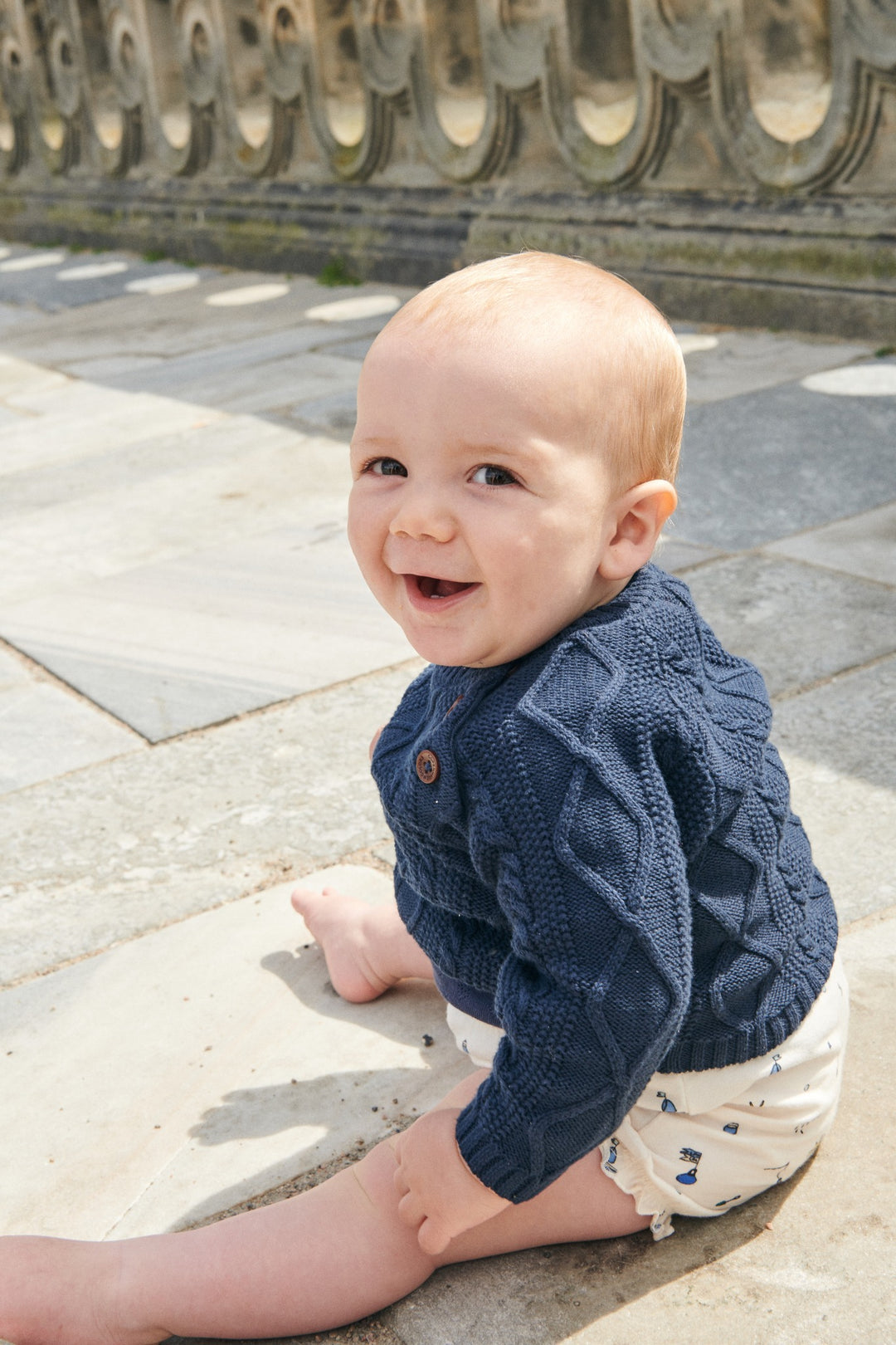 KABELSTRIKKET BLUSE M. KNAPLUKNING - NAVY