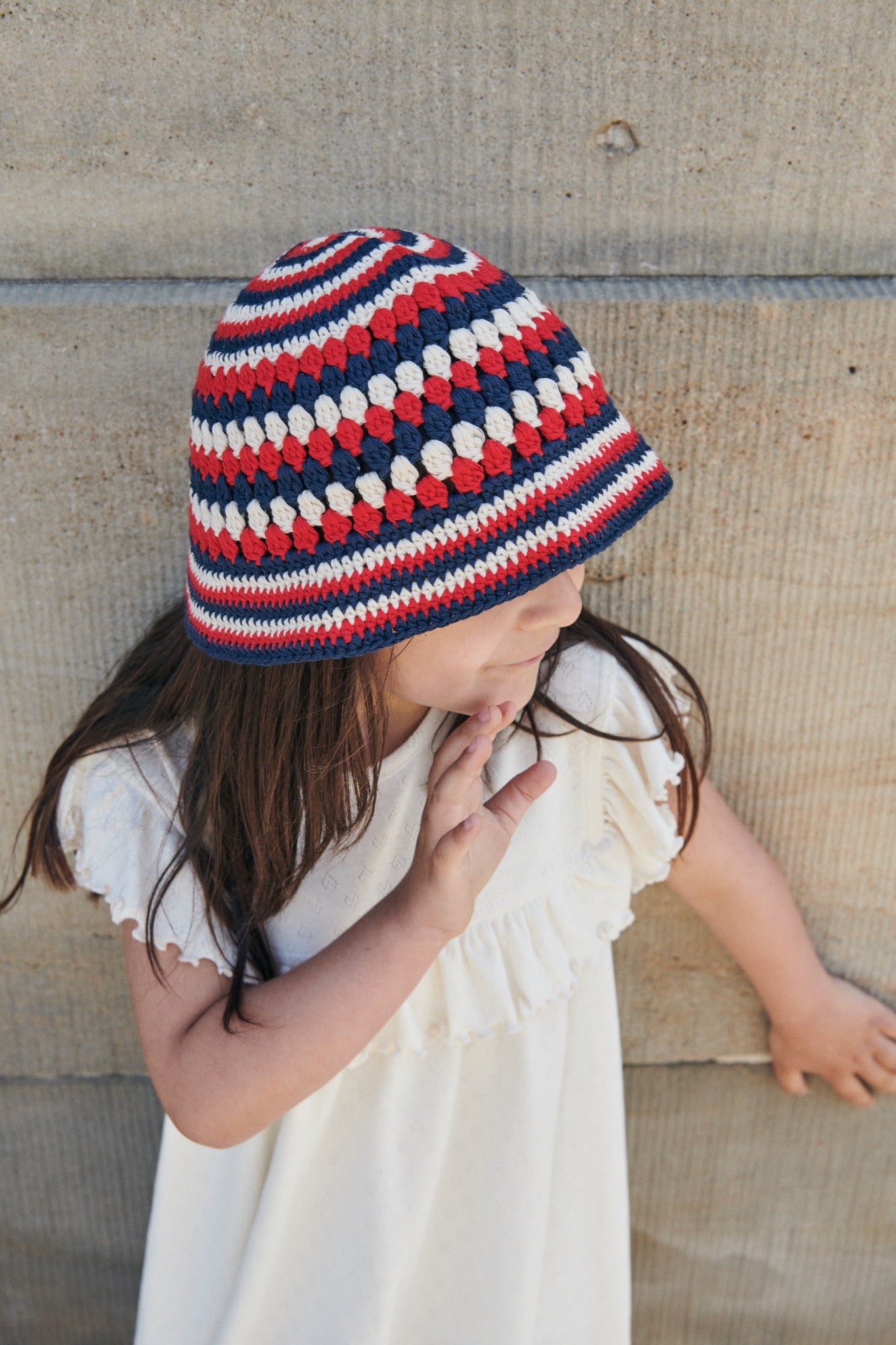 HÆKLET BØLLEHAT - CREAM/NAVY/RED COMB.