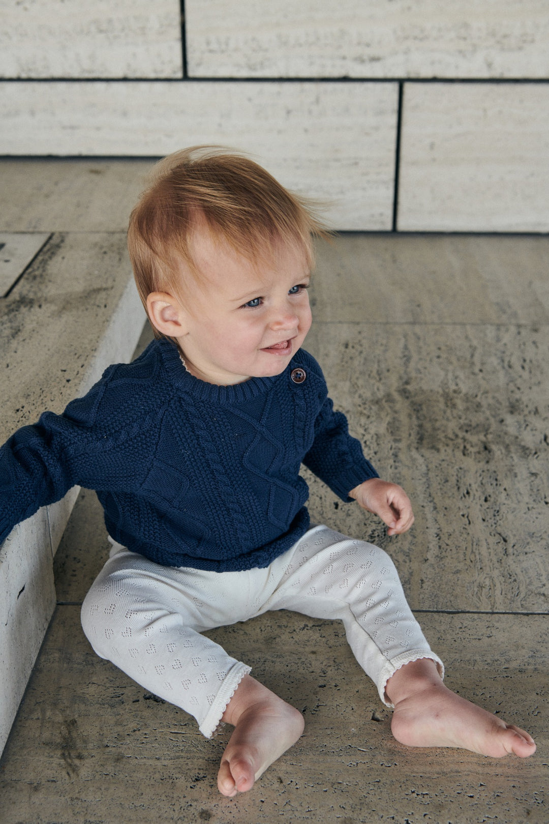 KABELSTRIKKET BLUSE M. KNAPLUKNING - NAVY