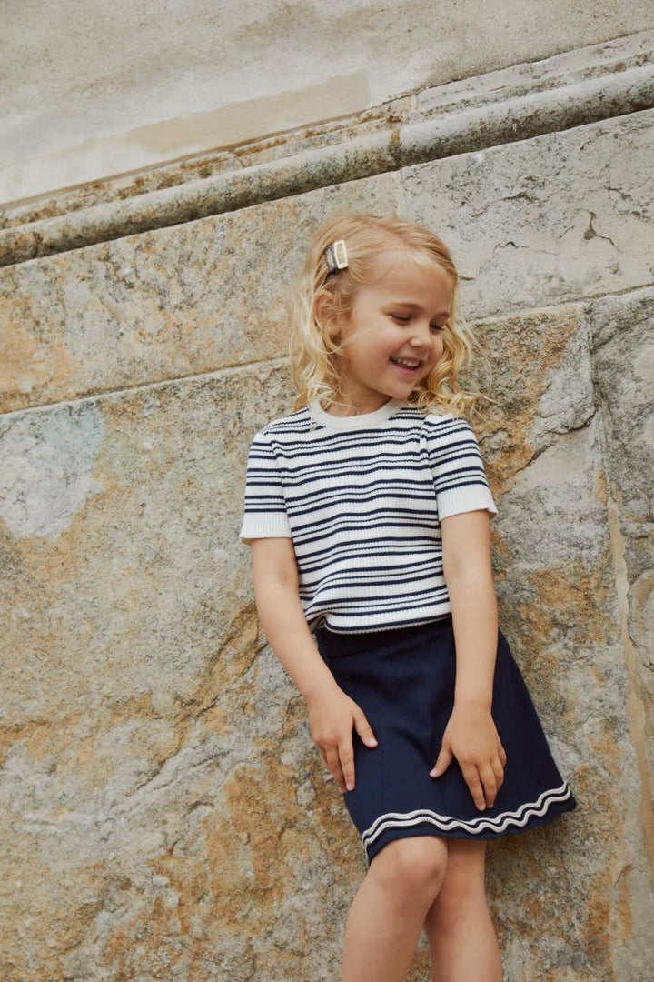 STRIKKET RIB BLOUSE M. KORTE ÆRMER - NAVY STRIPE
