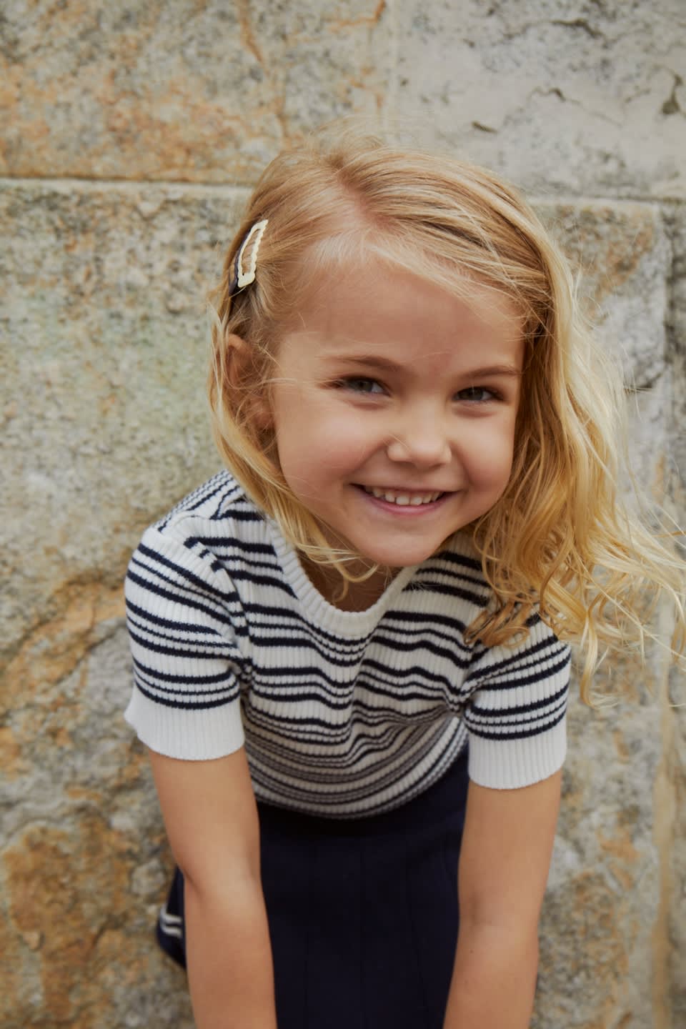 STRIKKET RIB BLOUSE M. KORTE ÆRMER - NAVY STRIPE