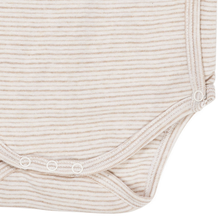 STRIBET BABY BODYSTOCKING MED SIDELUKNING OG LANGE ÆRMER - BEIGE STRIPE