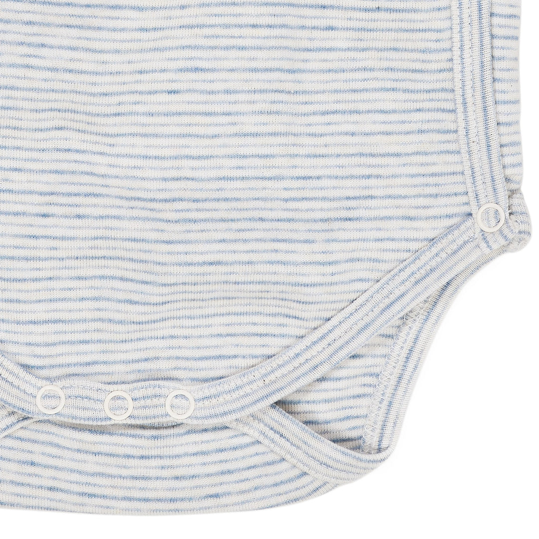 STRIBET BABY BODYSTOCKING MED SIDELUKNING OG LANGE ÆRMER - LT. BLUE STRIPE