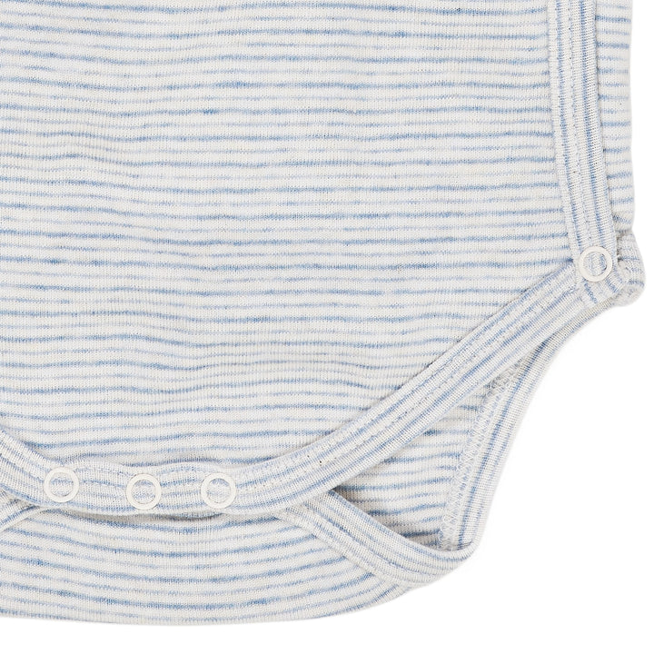 STRIBET BABY BODYSTOCKING MED SIDELUKNING OG LANGE ÆRMER - LT. BLUE STRIPE