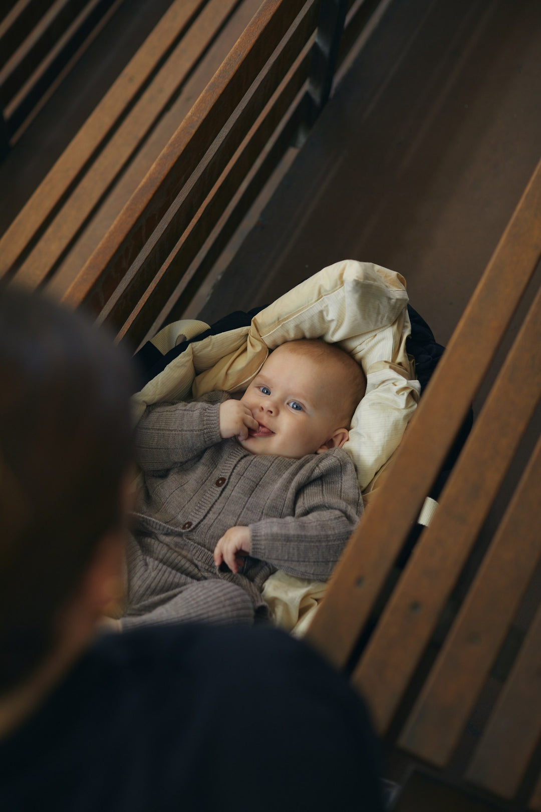 ØKOLOGISK BABYLIFT OG LEGETÆPPE - BLACK W. CREAM SOLID STRIPE
