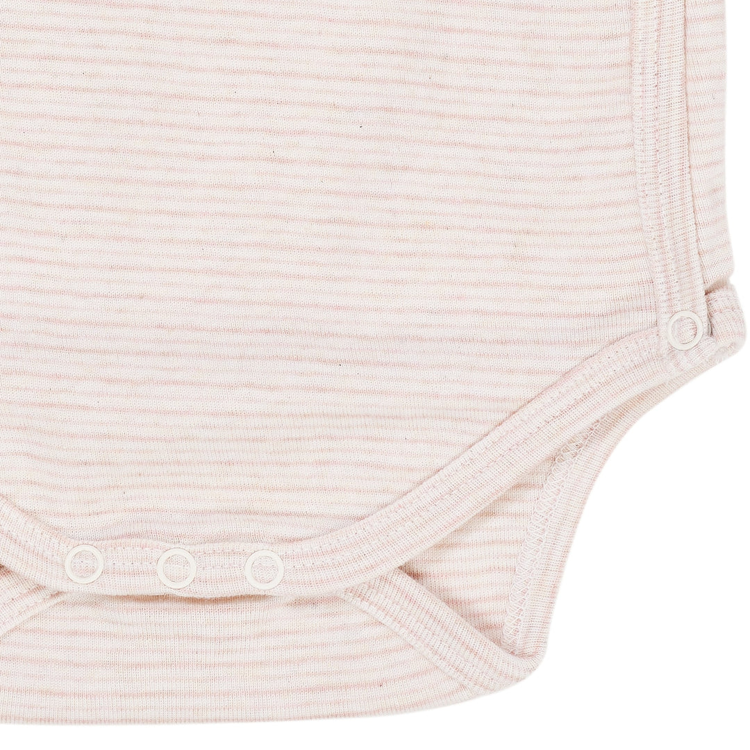 STRIBET BABY BODYSTOCKING MED SIDELUKNING OG LANGE ÆRMER - SOFT PINK STRIPE